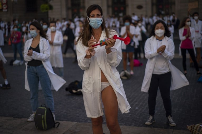 Spaanse artsen uit de kleren als protest tegen slechte werkomstandigheden