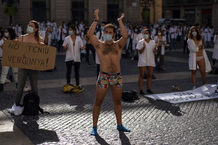 Spaanse artsen uit de kleren als protest tegen slechte werkomstandigheden