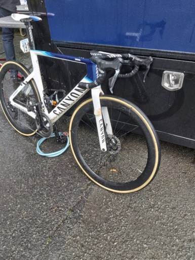 Mathieu van der Poel belandt in gracht in AG Driedaagse Brugge-De Panne, ploegleider vreest voor hersenschudding