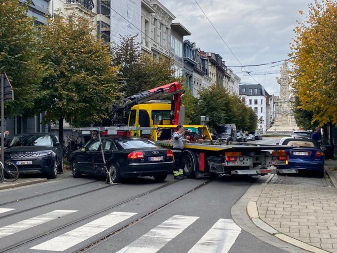 Veel schade aan drie auto’s na ongeval in Antwerpen, geen gewonden