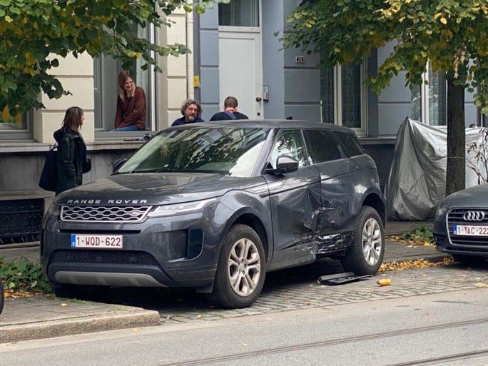 Veel schade aan drie auto’s na ongeval in Antwerpen, geen gewonden