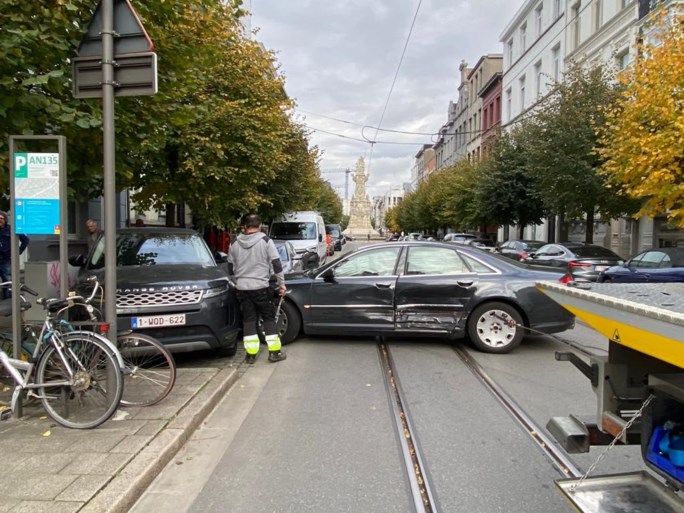 Veel schade aan drie auto’s na ongeval in Antwerpen, geen gewonden