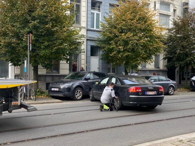Veel schade aan drie auto’s na ongeval in Antwerpen, geen gewonden