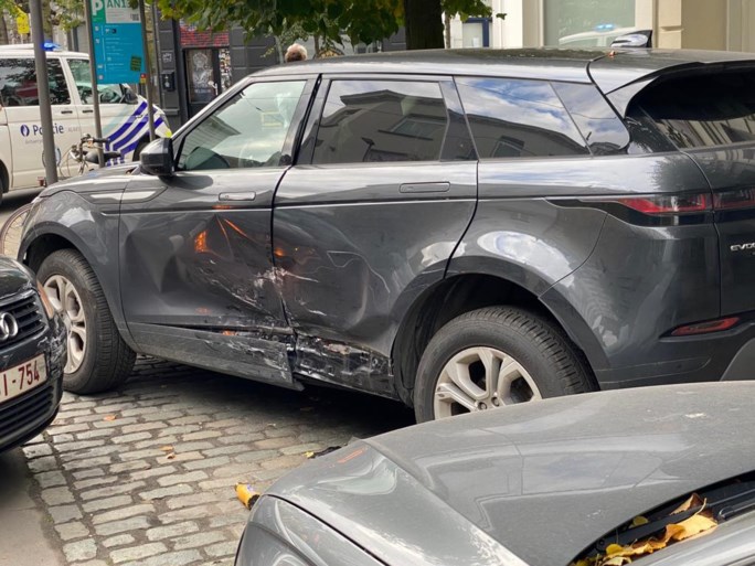 Veel schade aan drie auto’s na ongeval in Antwerpen, geen gewonden