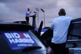 Barack Obama voert campagne voor Biden en sneert naar Trump: “Democratie werkt niet als leider elke dag liegt”