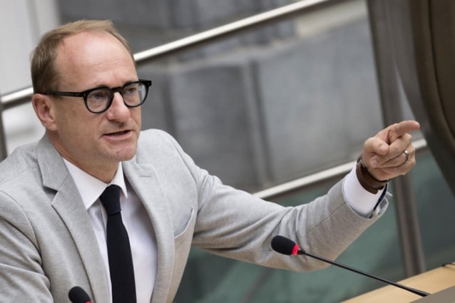 Minister Weyts werkt naar laptop en internet voor elke leerling