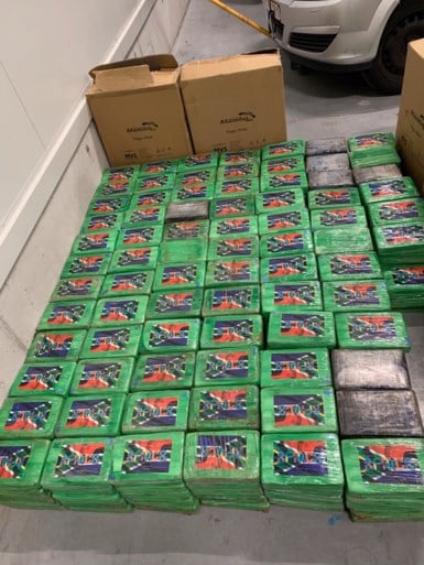 Vier mannen aangehouden na vondst van 498 kilo cocaïne in loods