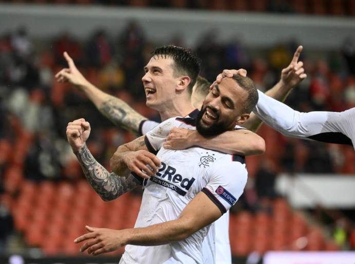Ongelukkig Standard op kletsnatte grasmat onderuit tegen Rangers FC, Roofe (ex-Anderlecht) scoort wereldgoal