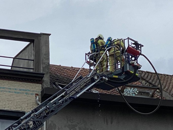 Vlammen slaan uit dakraam op Antwerpse Zuid, brandweer heeft vuur snel onder controle