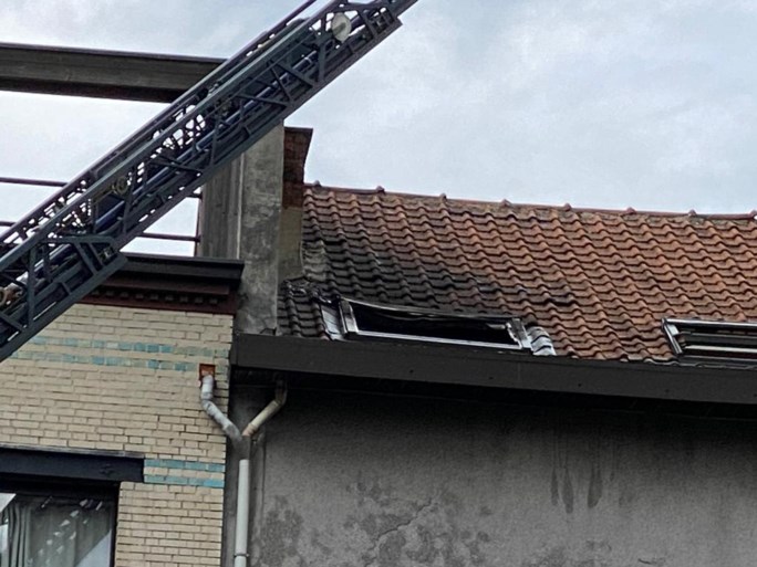 Vlammen slaan uit dakraam op Antwerpse Zuid, brandweer heeft vuur snel onder controle