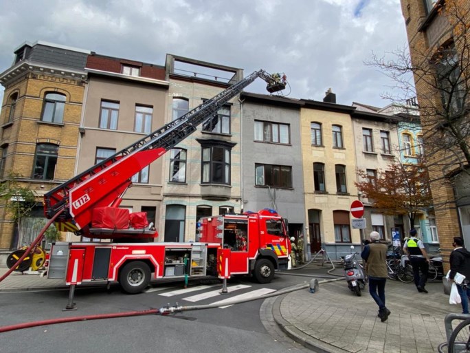 Vlammen slaan uit dakraam op Antwerpse Zuid, brandweer heeft vuur snel onder controle