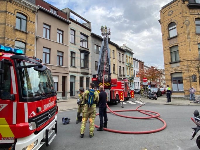 Vlammen slaan uit dakraam op Antwerpse Zuid, brandweer heeft vuur snel onder controle