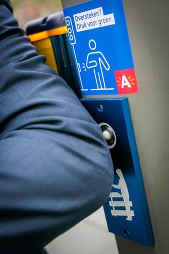 Stad Antwerpen maakt 508 drukknoppen aan verkeerslichten coronaproof