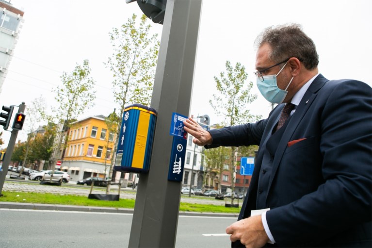 Stad Antwerpen maakt 508 drukknoppen aan verkeerslichten coronaproof