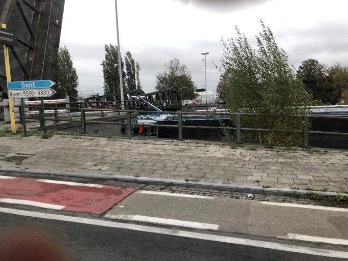 Olietanker vaart tegen Meulestedebrug in Gent: “Nog maanden afgesloten door stabiliteitsprobleem”