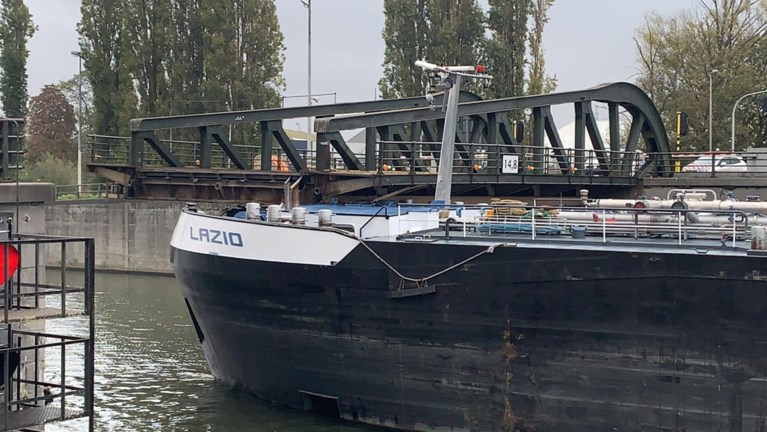 Olietanker vaart tegen Meulestedebrug in Gent: “Nog maanden afgesloten door stabiliteitsprobleem”