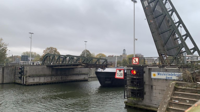 Olietanker vaart tegen Meulestedebrug in Gent: “Nog maanden afgesloten door stabiliteitsprobleem”