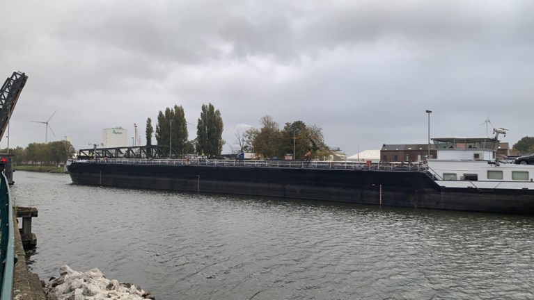 Olietanker vaart tegen Meulestedebrug in Gent: “Nog maanden afgesloten door stabiliteitsprobleem”