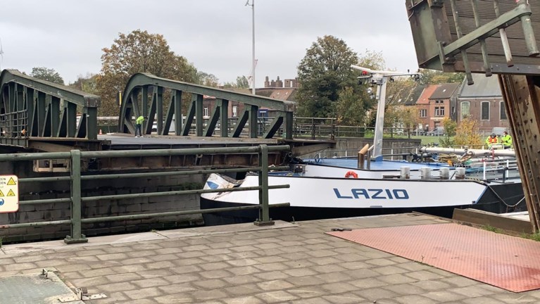 Olietanker vaart tegen Meulestedebrug in Gent: “Nog maanden afgesloten door stabiliteitsprobleem”