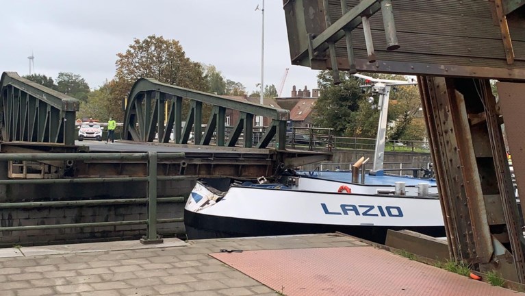 Olietanker vaart tegen Meulestedebrug in Gent: “Nog maanden afgesloten door stabiliteitsprobleem”