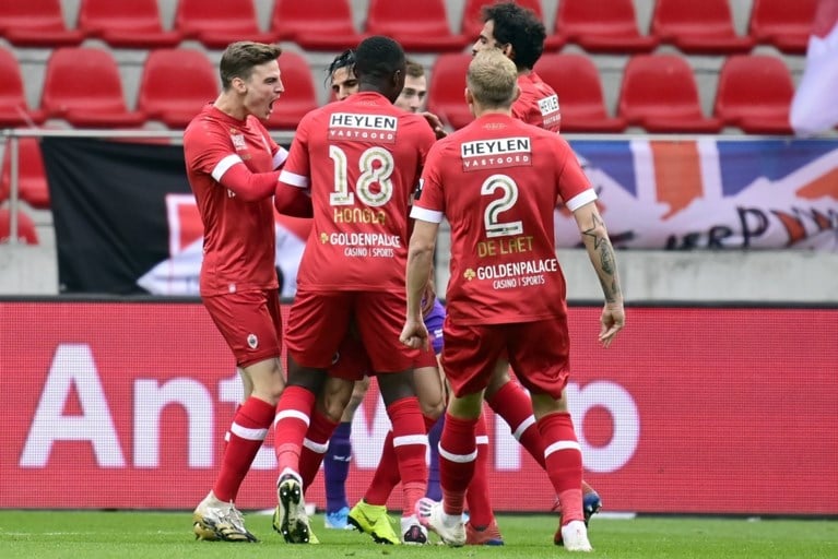 Antwerp is de Ploeg van ‘t Stad en meteen ook de nieuwe leider na zege in spannende derby tegen Beerschot