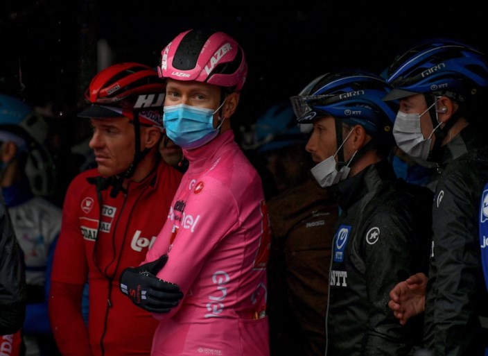 Renners in Giro staken: etappe ingekort en zelfs tijdelijk geneutraliseerd, Giro-baas woedend: “Hier zal iemand voor boeten”