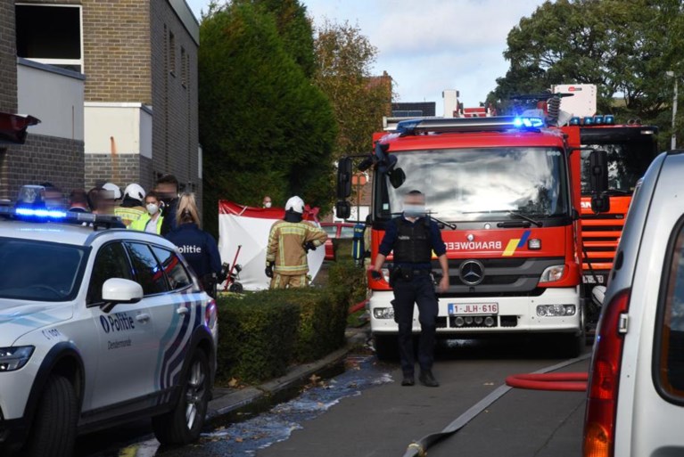 Brandweer treft lichaam van man aan met kleren in de hand: veertiger raakte net niet op tijd weg<BR />