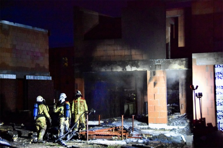 Woning in aanbouw zwaar beschadigd door brand