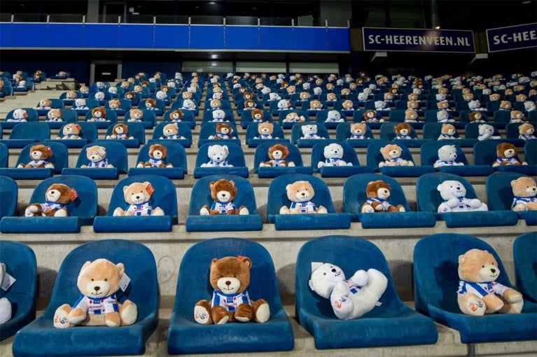 Ontroerend initiatief in Nederland: 15.000 knuffels in voetbaltribune om aandacht te vragen voor kankerpatiëntjes