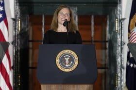 Amy Coney Barrett legt eed af als rechter aan Amerikaans Hooggerechtshof, Biden: “Machtsmisbruik”