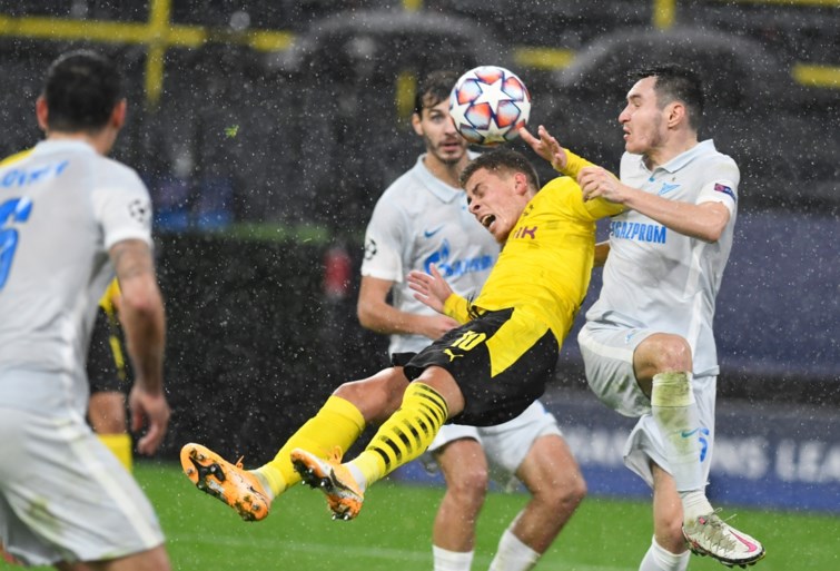 CHAMPIONS LEAGUE. Ingevallen Thorgan Hazard van goudwaarde voor Dortmund, Man United haalt zwaar uit