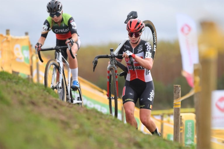 KOERSNIEUWS. Giro-organisator Mauro Vegni neemt wraak op burgemeesters die deze zomer dwarslagen, Lotte Kopecky start in Koppenbergcross