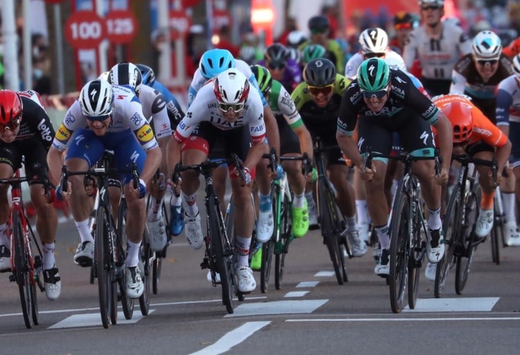 Patrick Lefevere niet akkoord met ingrijpen jury in Vuelta-spurt (“bullshit!), Trek-Segafredo kan zijn reactie niet smaken