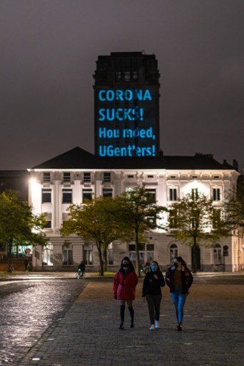 ‘Corona sucks!’ UGent projecteert haar frustratie op de Boekentoren