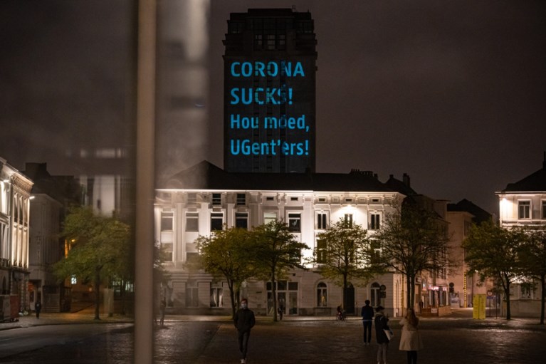 ‘Corona sucks!’ UGent projecteert haar frustratie op de Boekentoren