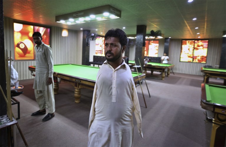 Man zonder armen verbaast snookerwereld door te stoten met... zijn kin