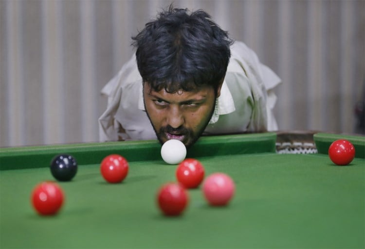 Man zonder armen verbaast snookerwereld door te stoten met... zijn kin