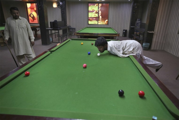 Man zonder armen verbaast snookerwereld door te stoten met... zijn kin
