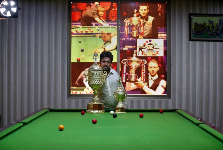 Man zonder armen verbaast snookerwereld door te stoten met... zijn kin