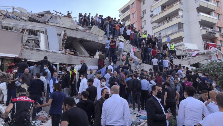 Turkije en Griekenland getroffen door zware aardbeving: beelden tonen ingestorte gebouwen en straten die overstromen, dodentol loopt op tot 24