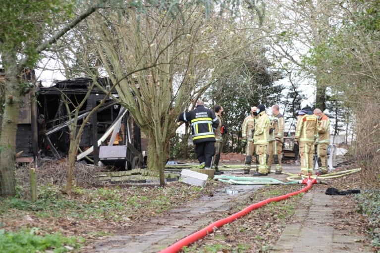 Dodelijk slachtoffer bij brand in kraakpand in Middelkerke, politie pakt twee vluchtende personen op na aanwijzen van burgemeester Jean-Marie Dedecker