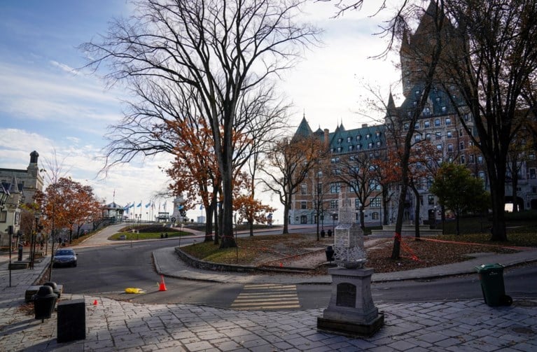 Man in middeleeuws kostuum valt mensen aan met Japans zwaard in centrum van Quebec: twee doden, vijf gewonden