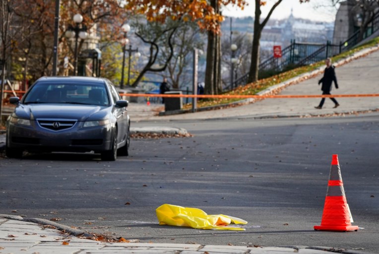 Man in middeleeuws kostuum valt mensen aan met Japans zwaard in centrum van Quebec: twee doden, vijf gewonden