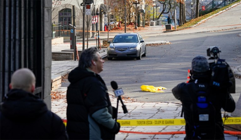 Man in middeleeuws kostuum valt mensen aan met Japans zwaard in centrum van Quebec: twee doden, vijf gewonden