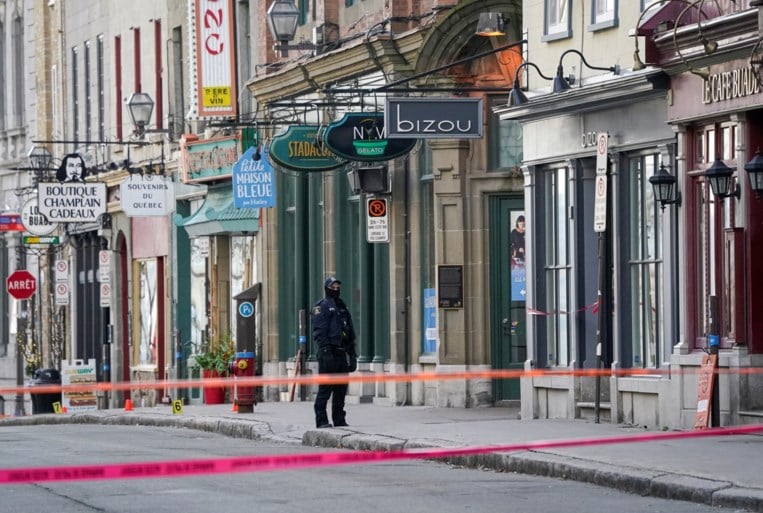 Man in middeleeuws kostuum valt mensen aan met Japans zwaard in centrum van Quebec: twee doden, vijf gewonden