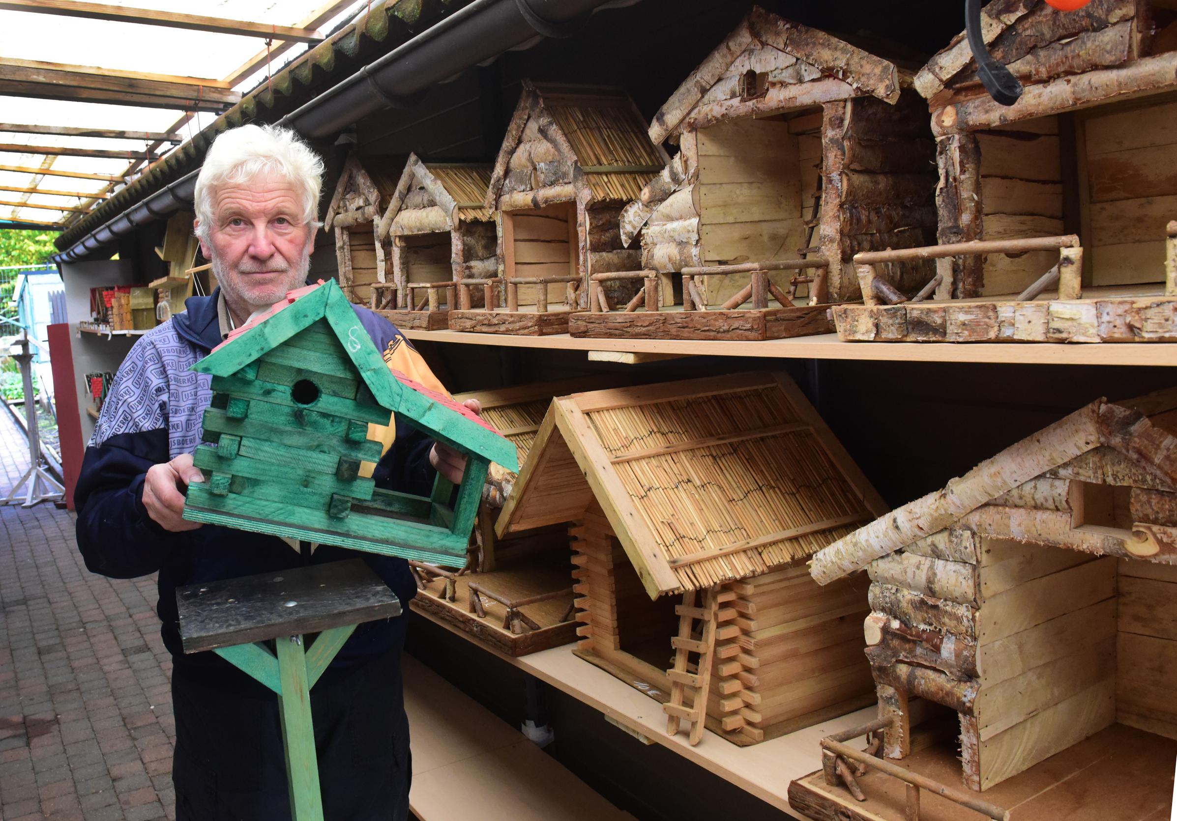 François maakt vogelhuisjes en kerststallen van resthout (Rijkevorsel) Het Nieuwsblad Mobile