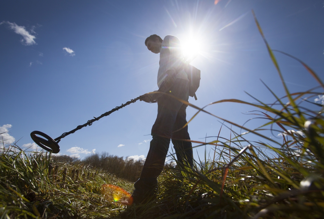 Man With Metal Detector Finds Gold Treasure But Gets Only …