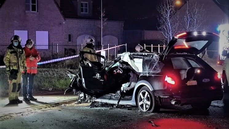 Man crashes into a traffic island at high speed and takes aim … (Hooglede)