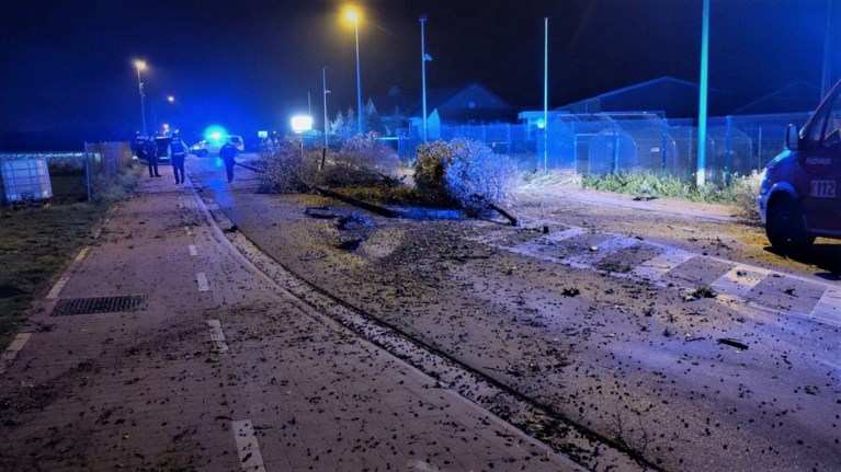 Man botst met hoge snelheid tegen verkeerseiland en richt ravage aan