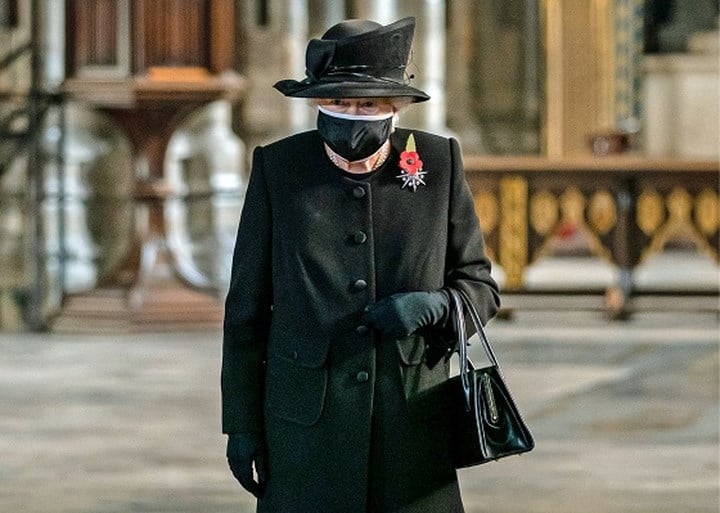 Queen Elizabeth vertoont zich voor het eerst met mondmasker